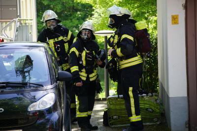 Stuttgart-Feuerbach: Brand in Mehrfamilienhaus loest Grossalarm der Feuerwehr aus